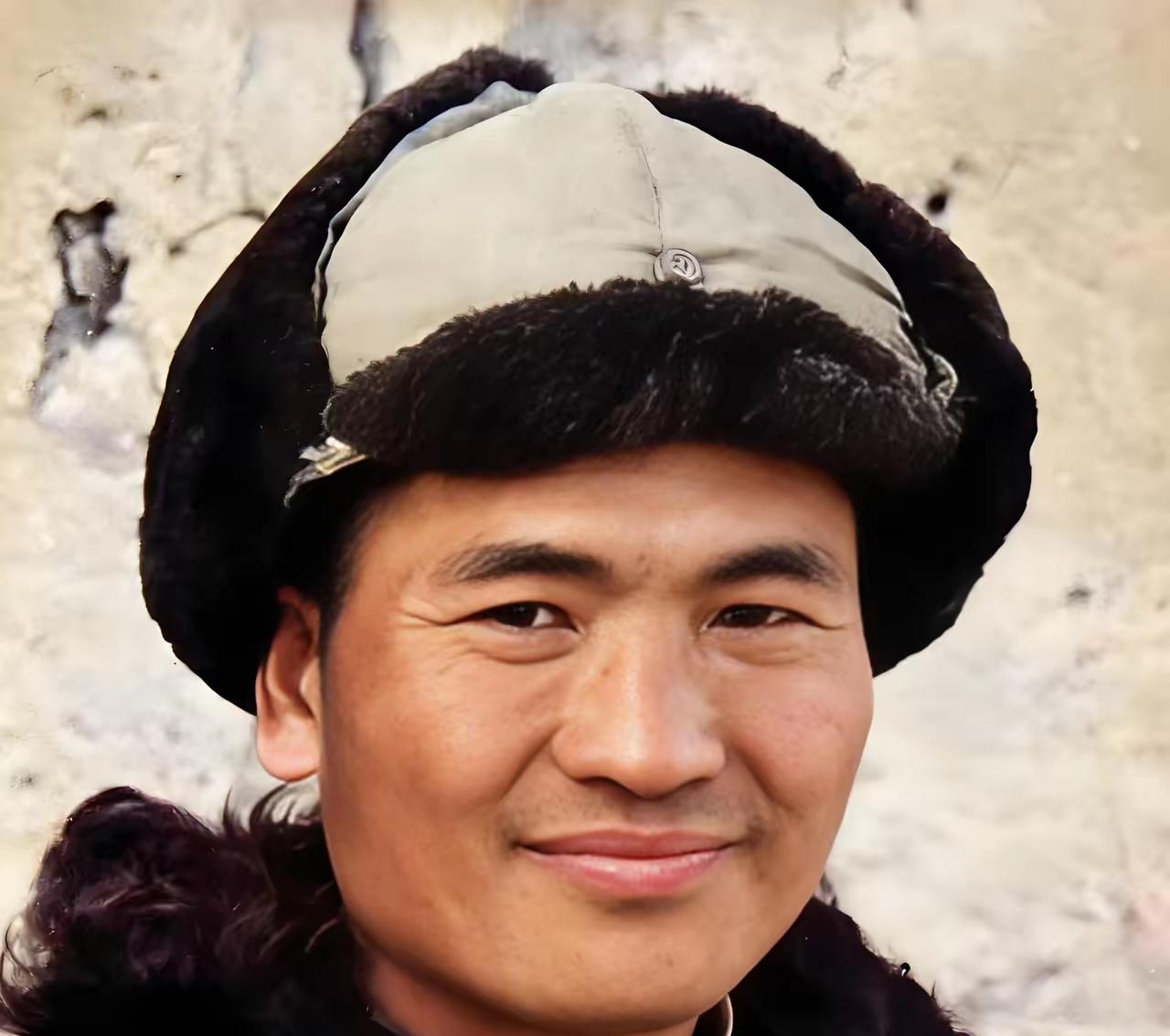 照片中的这名军人，他是傅作义心腹爱将，国民党105军中将军长袁庆荣。这张老