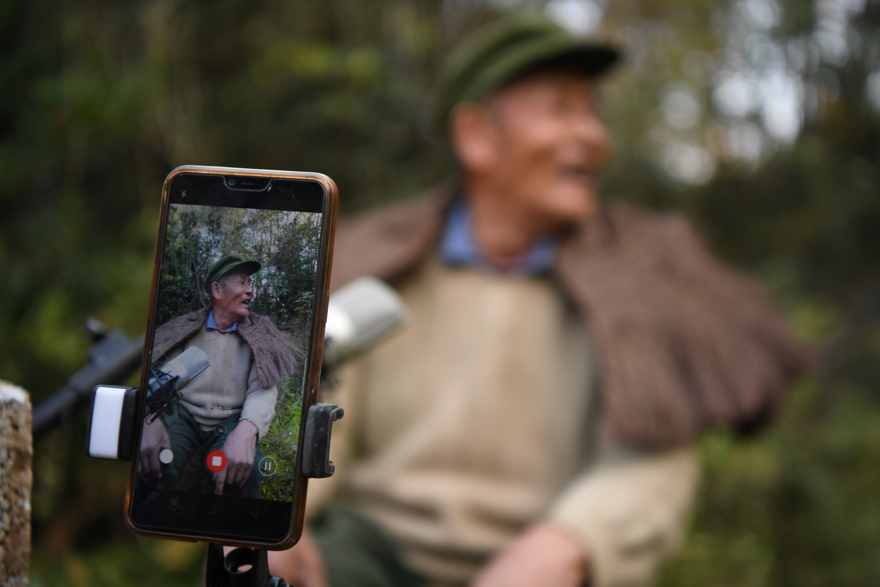 #银发创作者正成为社媒新力量#【“银发创作者”正成为社媒新力量】据彭博新闻社网