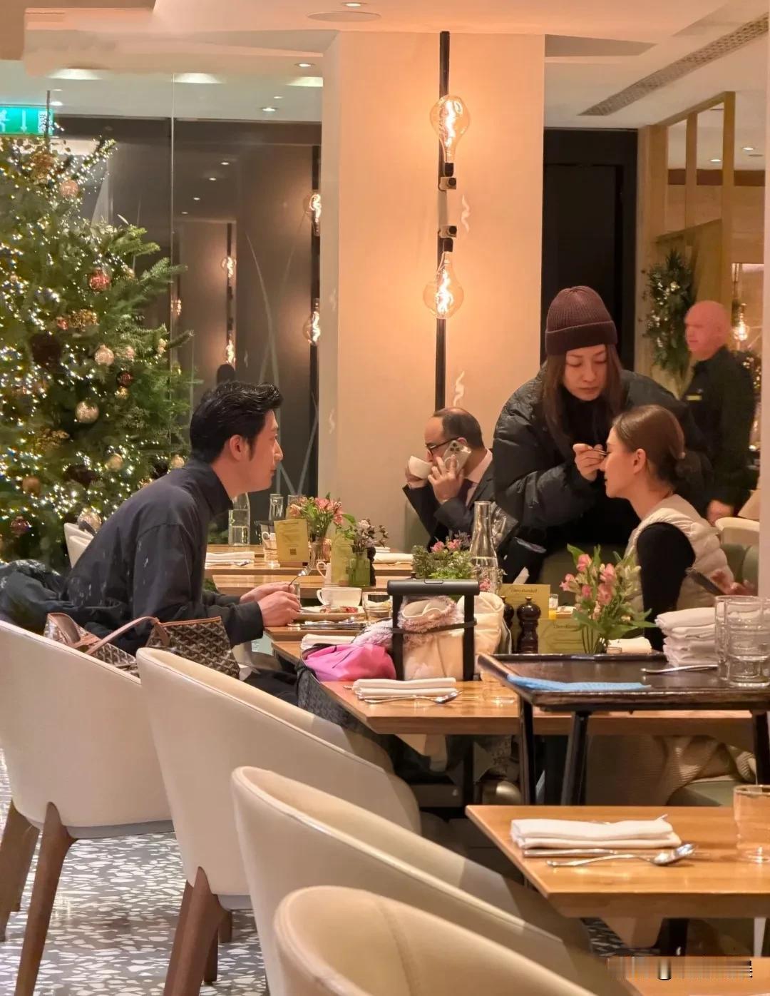 何超莲和窦骁继续秀恩爱了，他们现身伦敦约会。自从俩人的婚姻因为向太的一席话而引