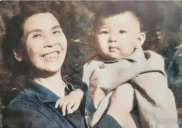 1964年，上海，晚年的贺子珍抱着年幼的小外孙孔继宁，喜笑颜开时的珍贵一幕，孔继