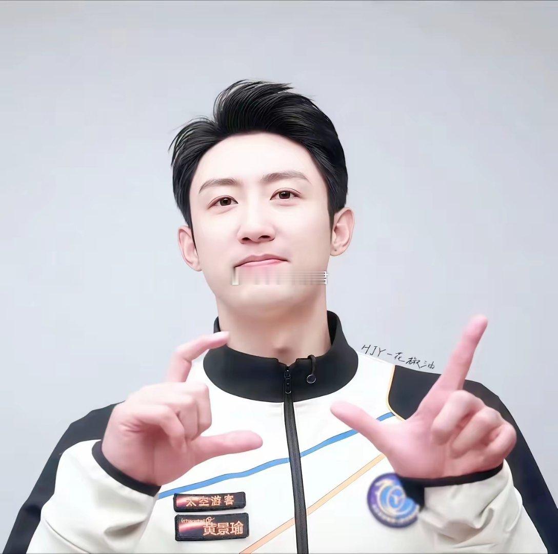 黄景瑜官宣要上太空了。而且是009编号的首批试飞人员。你们知道001编号的人是谁
