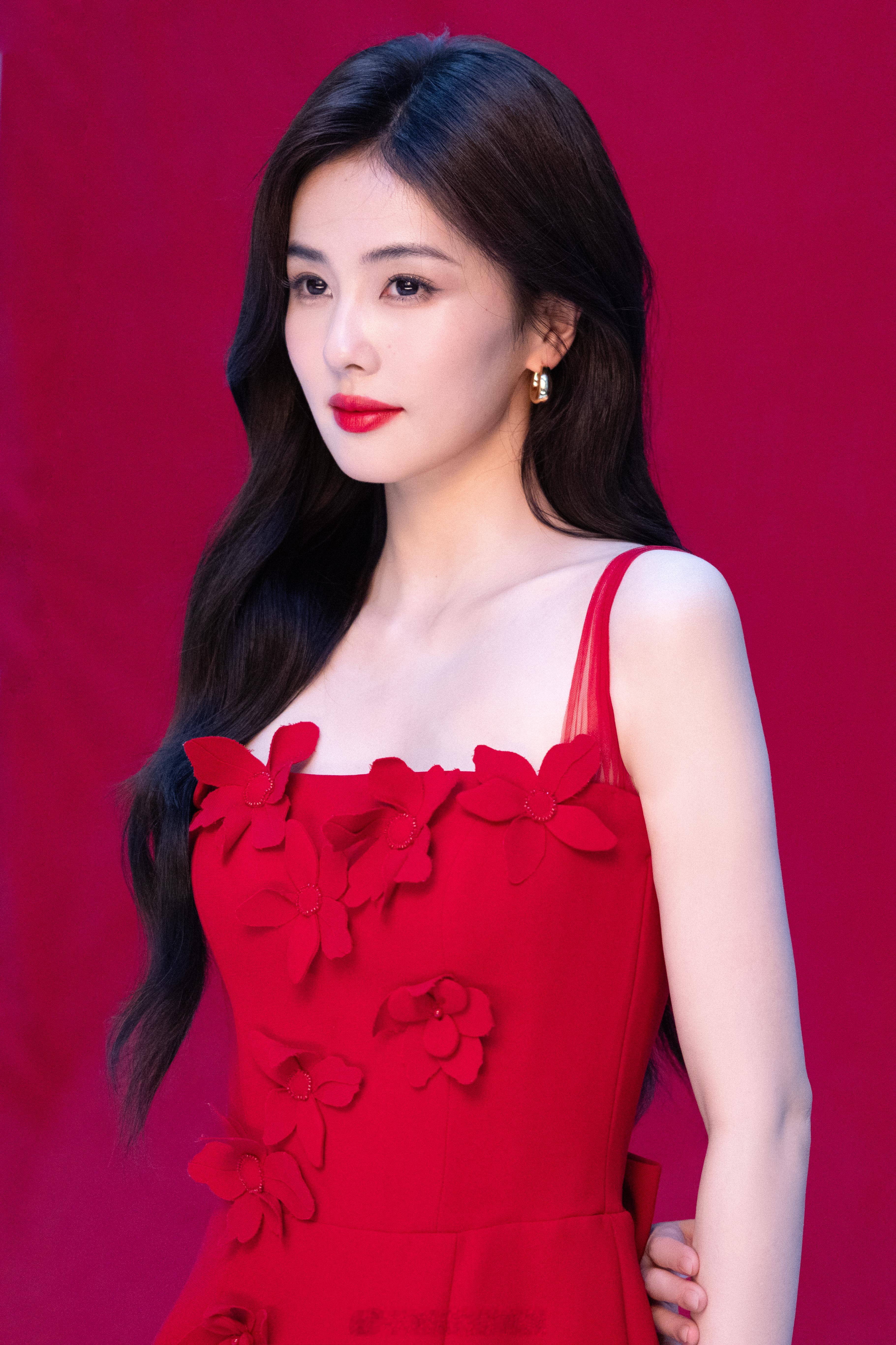 白鹿香缇卡最新物料好美的红裙鹿💄