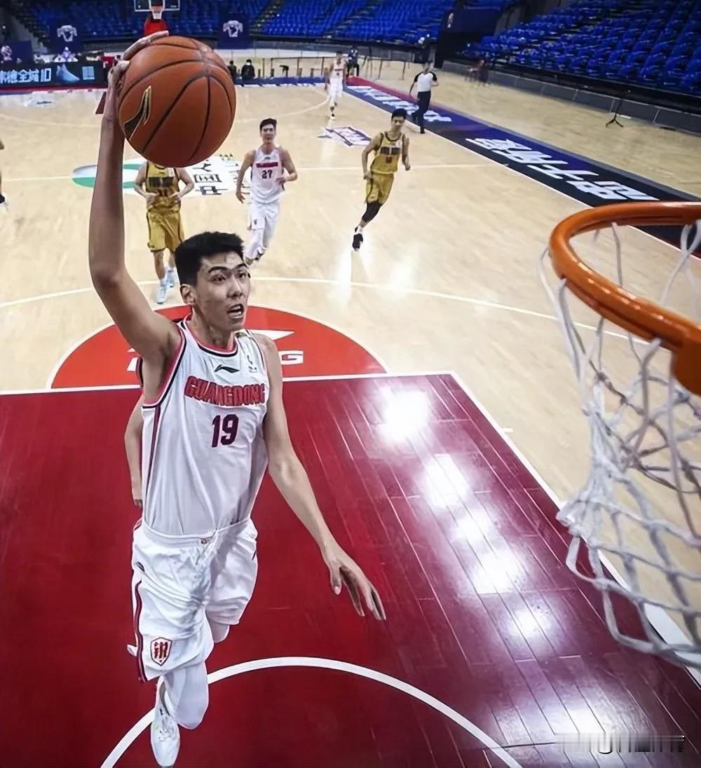 如果有徐昕在，广东队两战上海队，内线还会这么无助吗？虽然徐昕现在也有很多方面