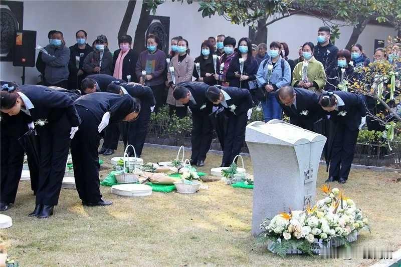 破防了！哈尔滨一位女生因为是i人，社交圈子小，奶奶90岁喜丧却凑不齐送行