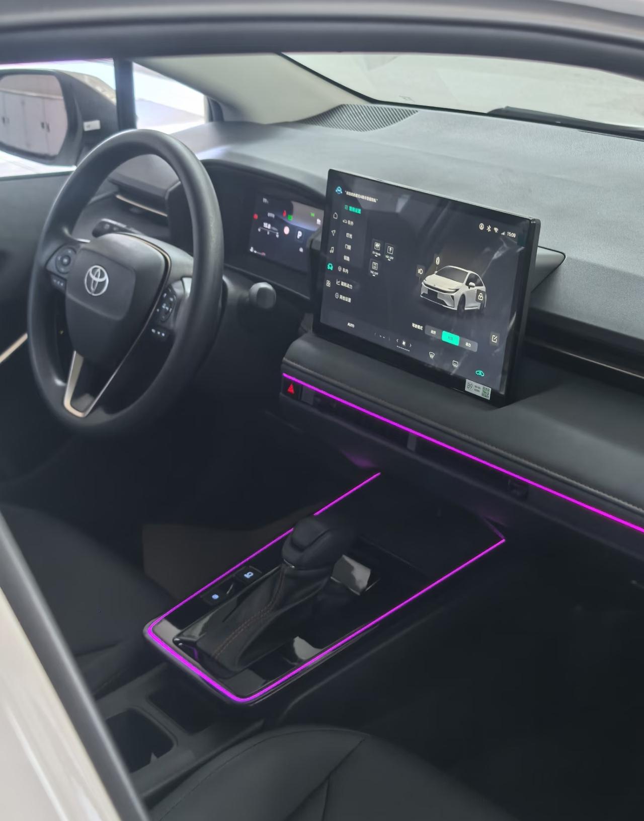 这是油车丰田卡罗拉?光看内饰还以为是电车，没想到卡罗拉新款已经进化成这样了除