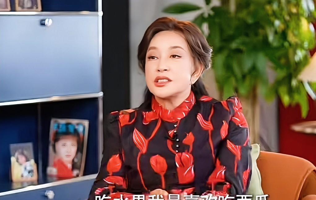 演员刘晓庆说：“什么是婚姻呢？我们就拿吃水果来比喻一下婚姻。在那么多水果中，我只