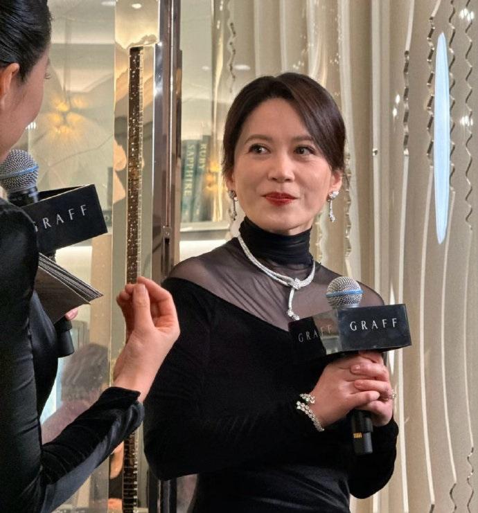 今天俞飞鸿在出席时尚活动的时候搭配了一件黑色的绒面裙，尽显优雅高贵之美。她搭