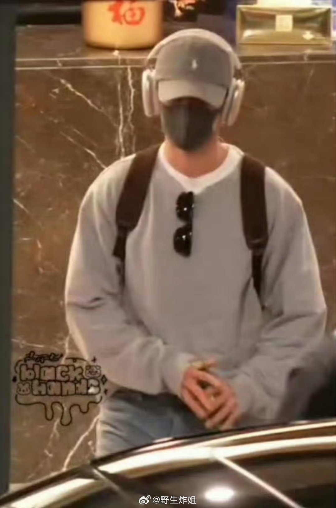 肖战的上海抵达图来啦，准备齐全要去参加明天的盛典活动了，不知道明天会穿什么战袍呢