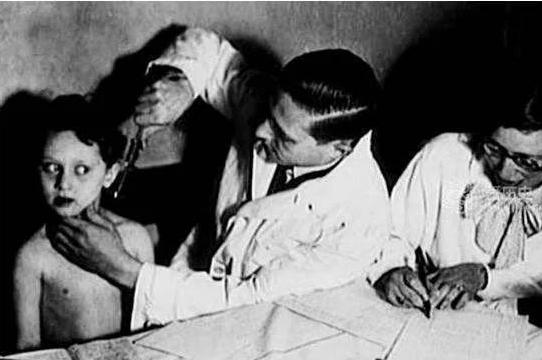 1944年，10岁的双胞胎姐妹被送去了奥斯维辛集中营，每周三次她们会被脱光衣服送
