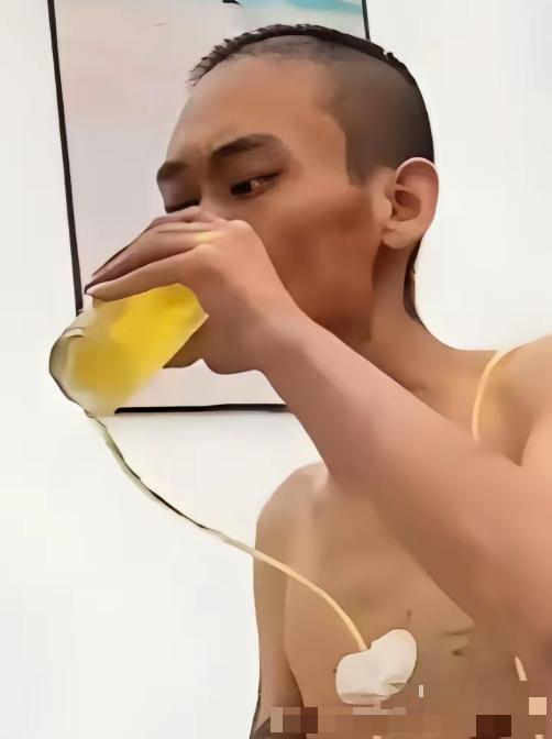 心酸！一男子癌症晚期，他主动放弃治疗，自己买了一箱啤酒喝，医生看到后劝其别喝，说