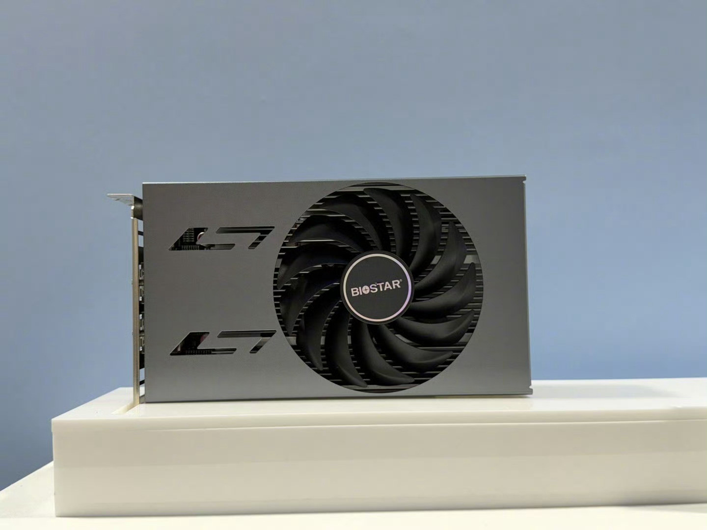 映泰在COMPUTEX2026，推出了3款面向多显示器用户的特殊显卡⬇️