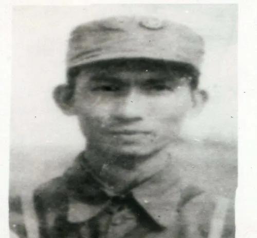 1942年，八路军营长率部打了胜仗，一个警卫员拿着刚缴获的手枪，兴致冲冲地跑了过