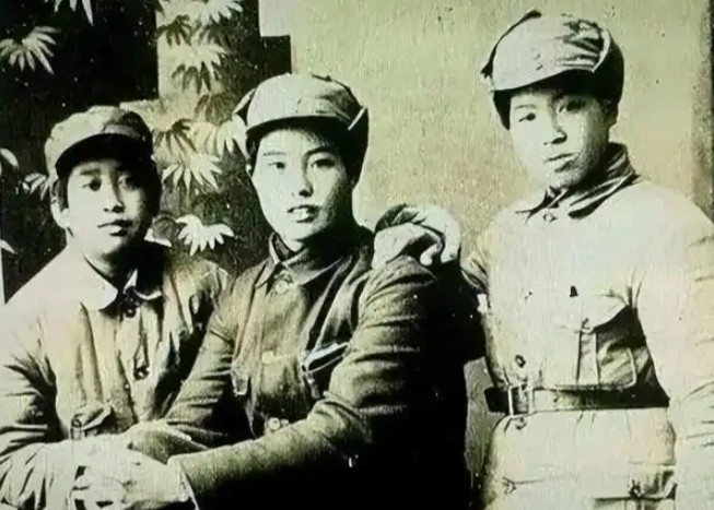 1937年，周子昆大婚，好友许世友来调侃：“她，你都敢娶，你胆子可真大！”谁知，
