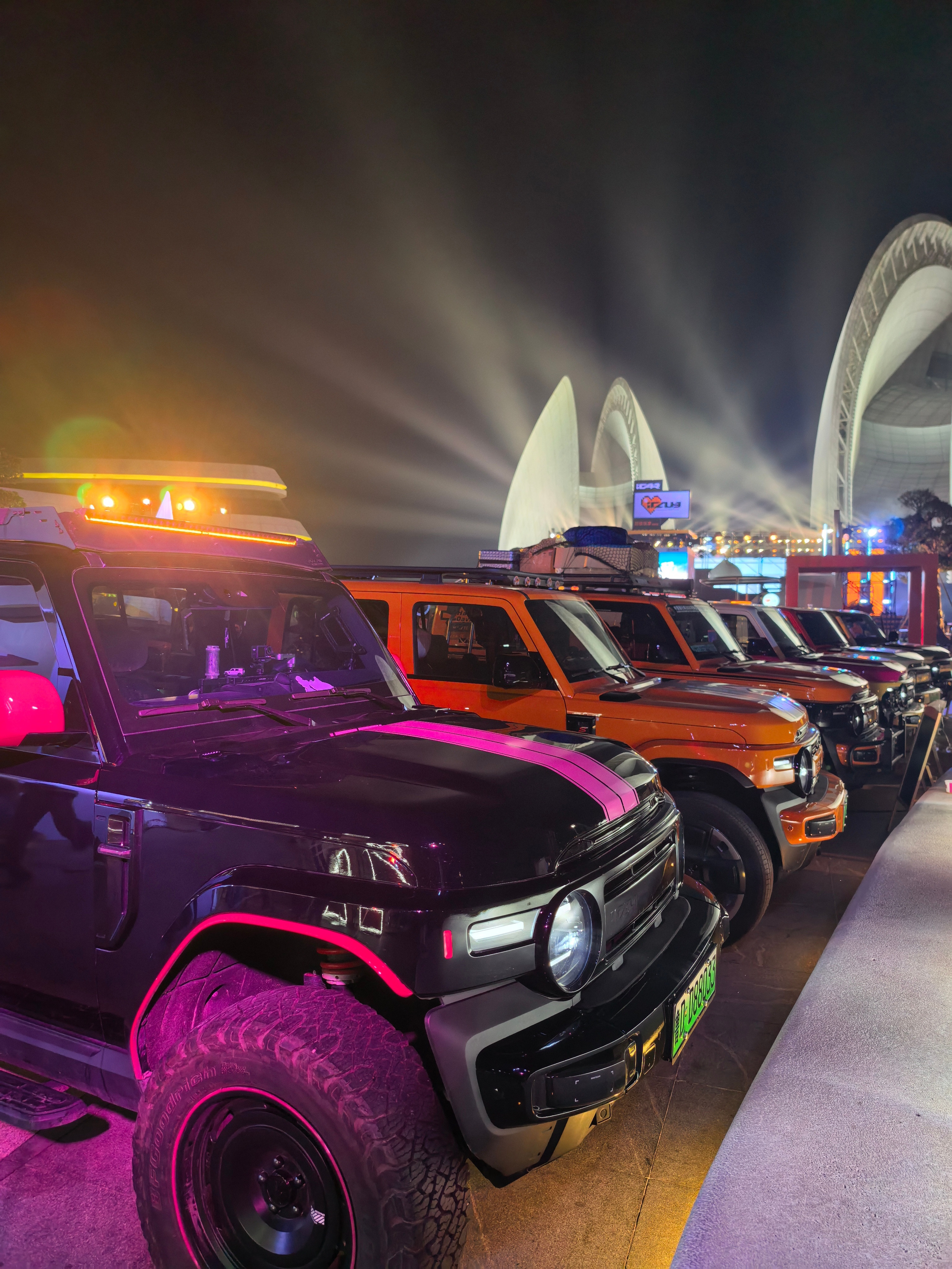 不愧是iCAR太会玩了今天首届用户大会现场各种改装版做的移动饮品店尽兴一起玩i