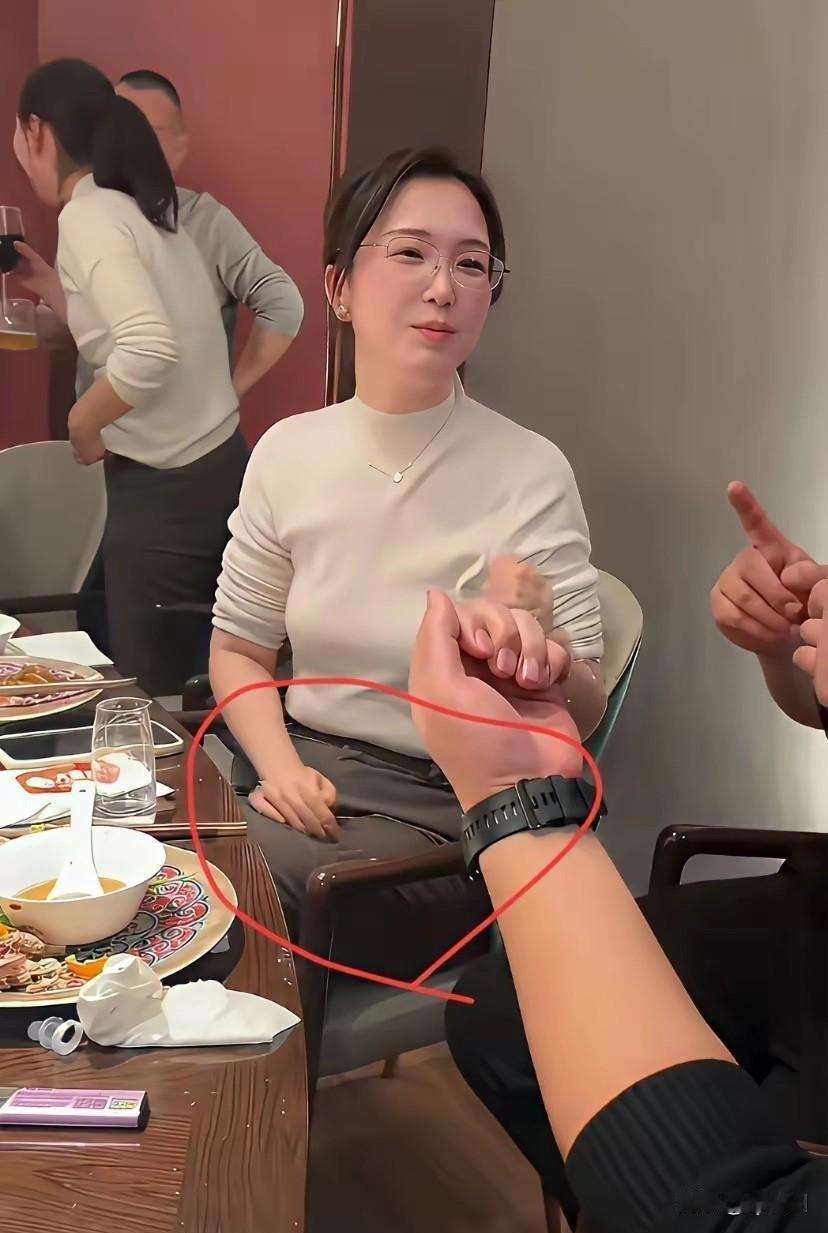 这种女人应该都是大多数男人喜欢的类型吧。画面中，一位女性坐在餐桌旁，身着‌浅