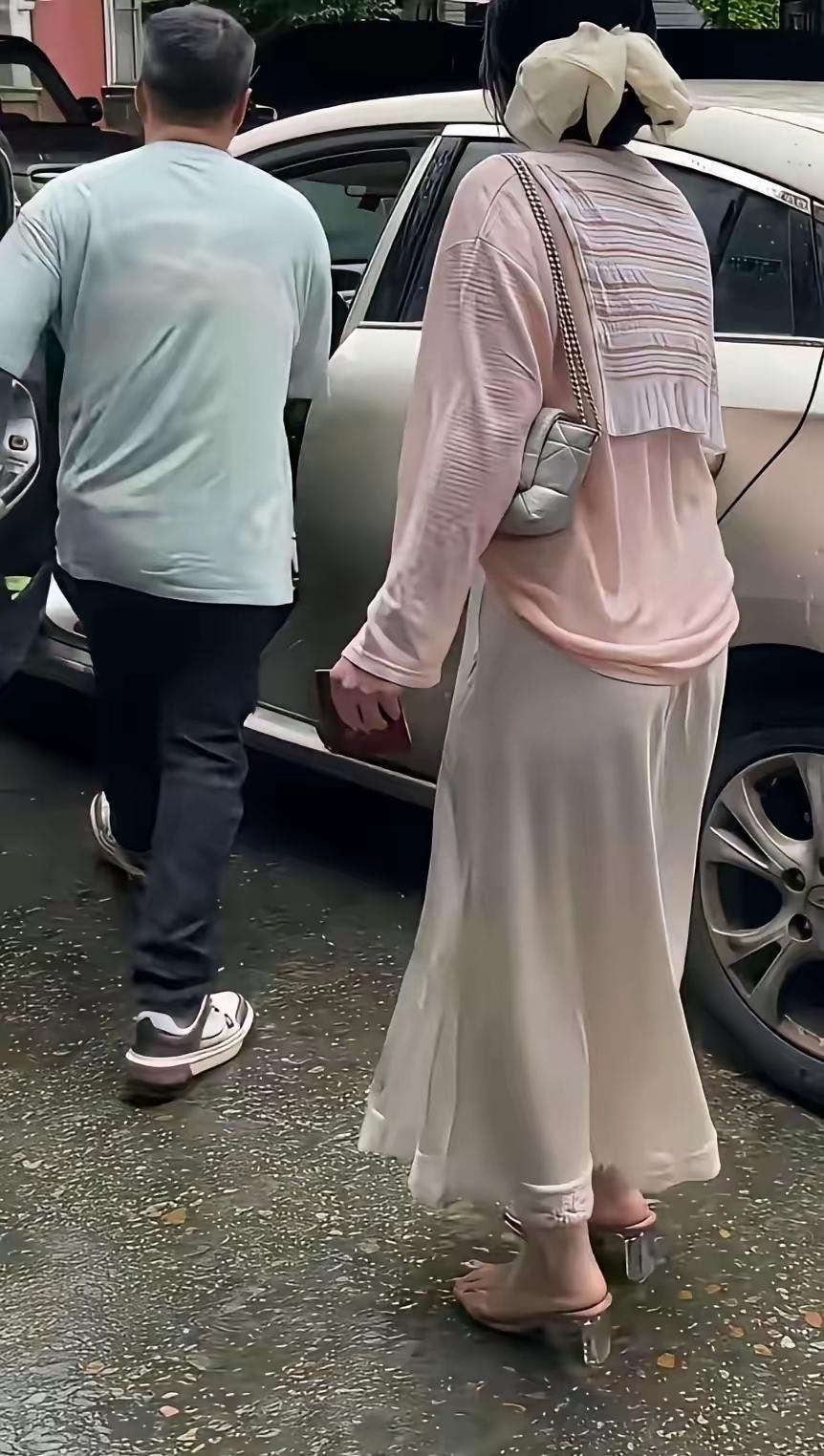 一时痛快离婚了，和丈夫一起出了民政局，还以为丈夫会像以前那样，给自己开车门，结果