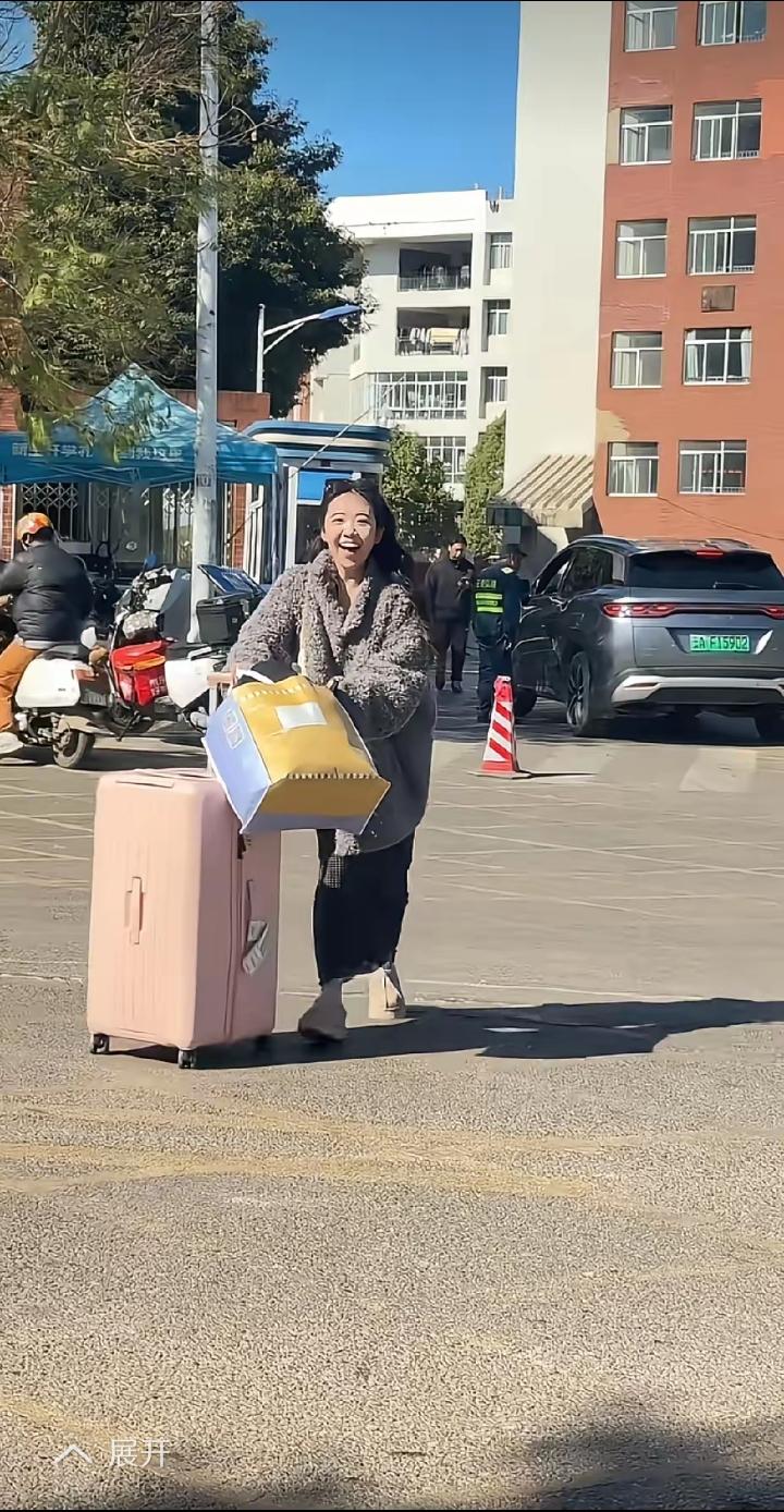 “大学生女孩，拖着行李刚走出大学校门口，突然听到一个男人的声音，在喊女孩的名字，