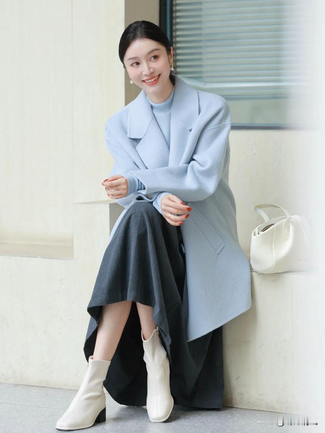 冬日穿搭想找点新感觉？试试浅蓝色大衣吧！真的，这种baby蓝一上身，整个人都柔和