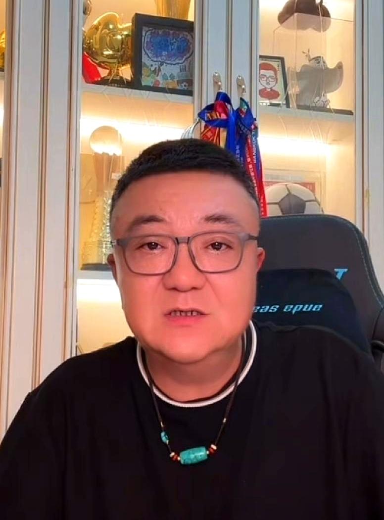 董路又行使他的“特招”权了，这回把27岁的周潇拉进了教练组。乍一看没啥，细品才