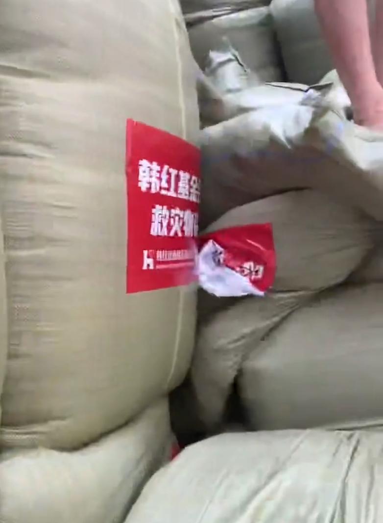 韩红基金会捐给广西的物资终于到了，从网友的反馈上来看，物资的种类挺多的有棉被，