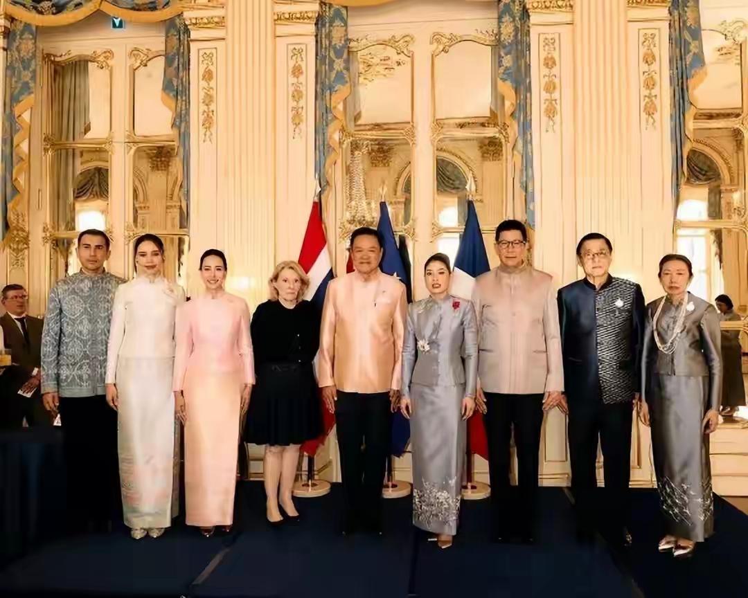 网上又有泰国的神兽公主的新闻，十分风光，泰国现任首相还跪拜她。前段时间还有泰国