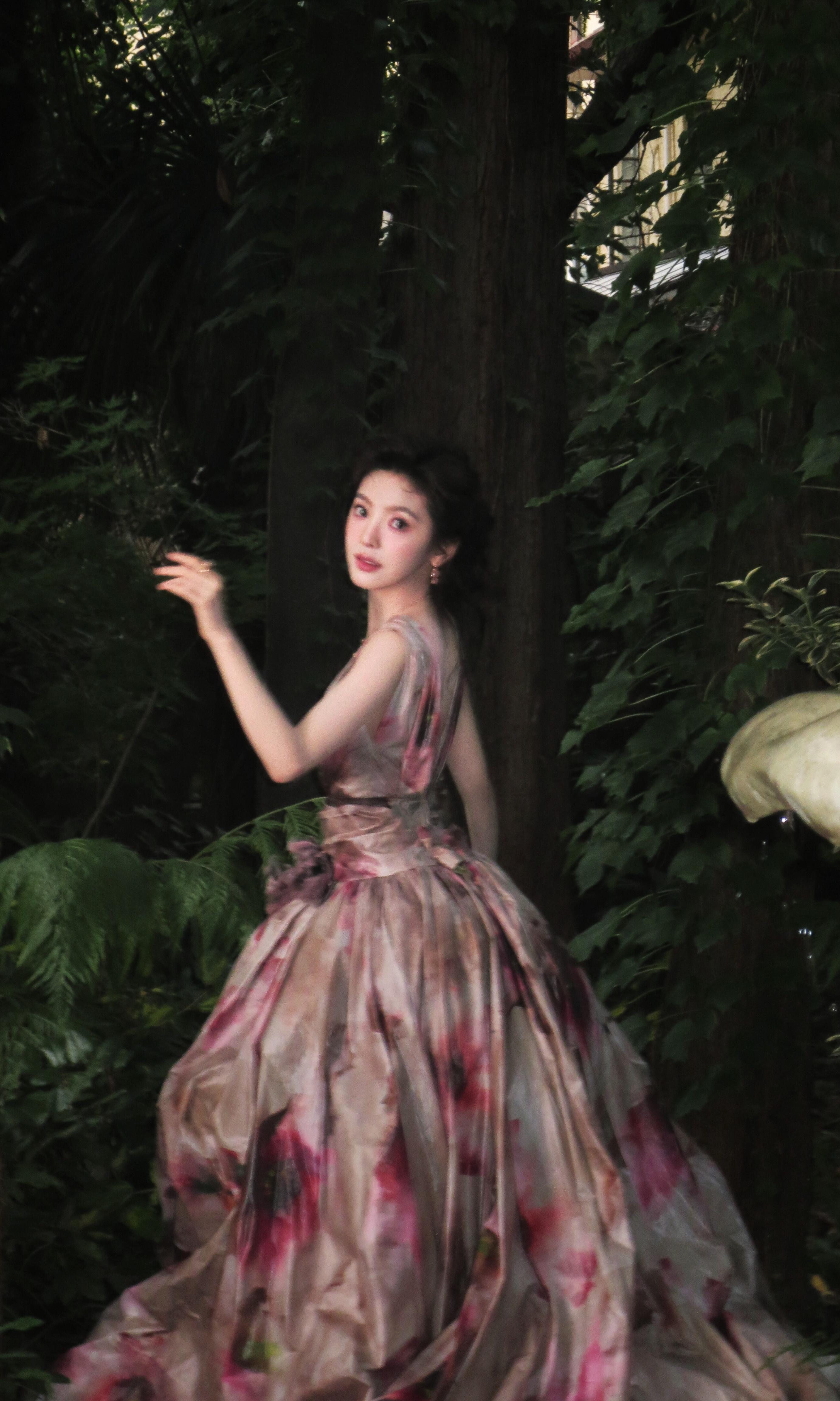 章若楠演绎ElieSaab花卉晕染系列大摆礼裙章若楠身穿ElieSaab花卉