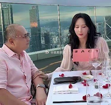 两个人结婚这么多年了丈夫看着她还是那么桃花眼马来西亚的这个有钱人还真的是专一​