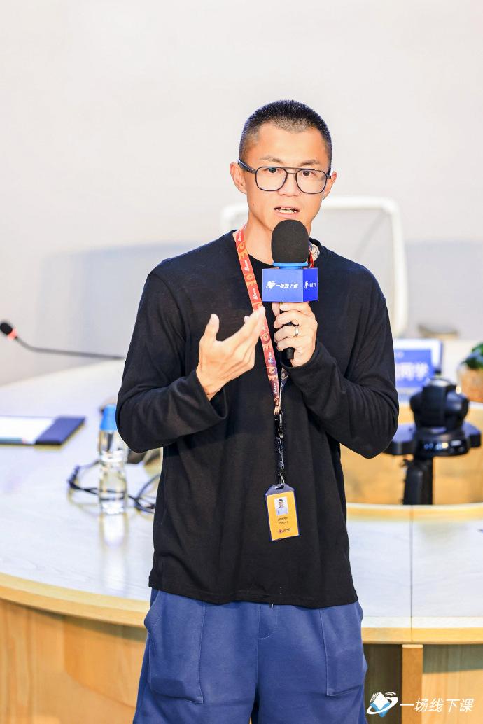 最近两位头部网红陈震、张雪峰都陷入了舆论风波，但是原因却各不相同，一个偷逃漏税、