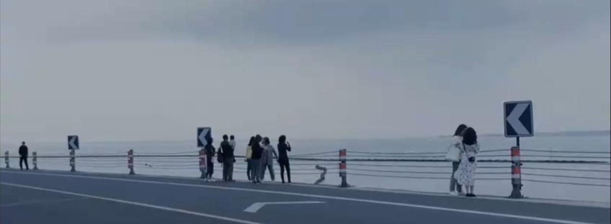 过年的时候几个闺蜜相聚，她是最后来的，当一身紫色衣裙的她春风满面的出现在我们眼前