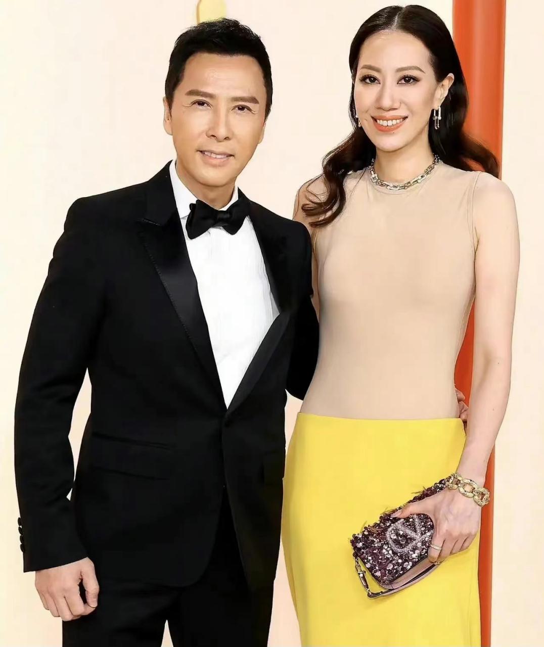 68岁岳母与44岁女婿同框！和女儿站一起像姐妹，甄子丹夹中间难辨亲人近日甄子
