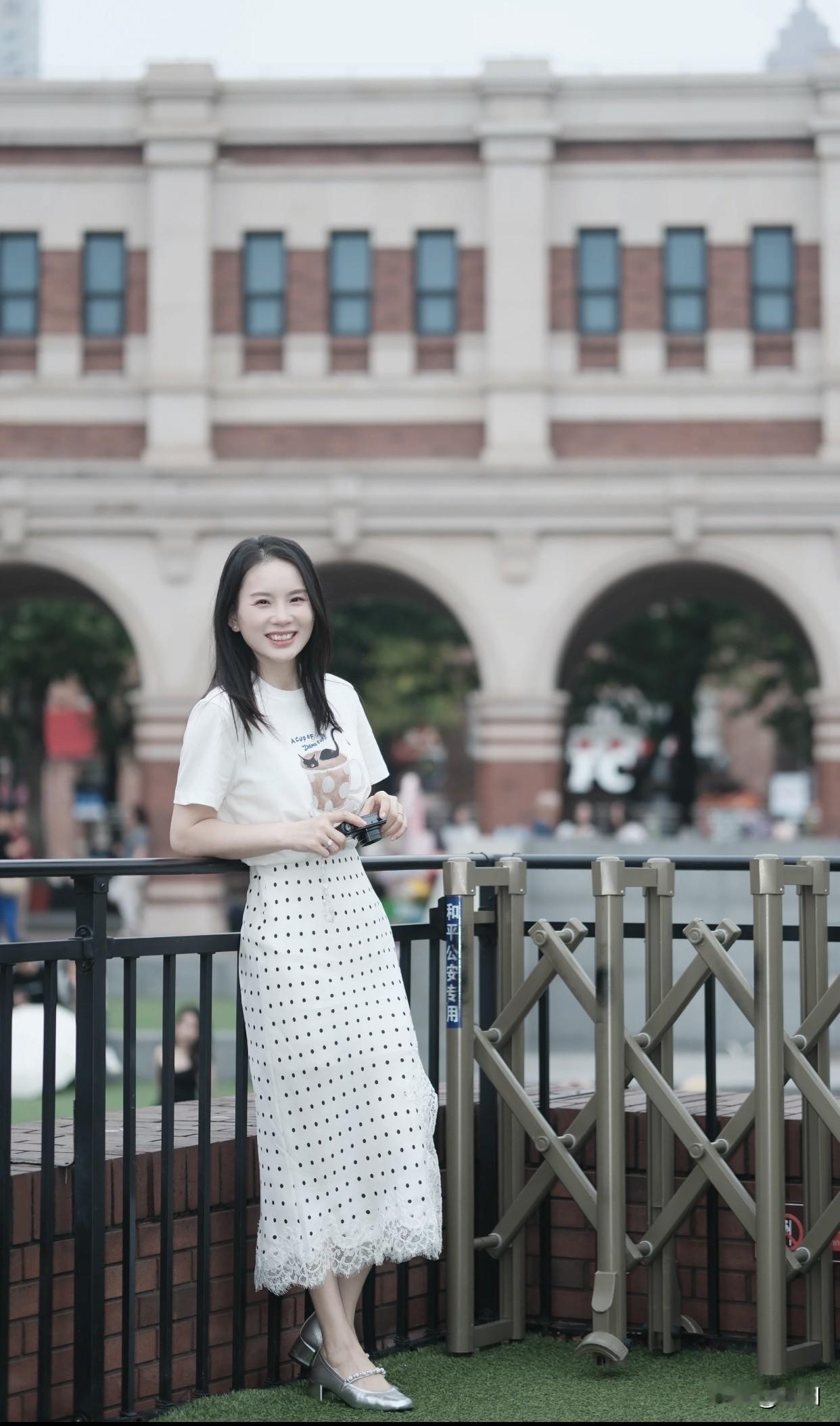 成熟稳重的美女你喜欢吗?有故事又成熟的美女，魅力简直拉满，很难让人不喜欢呀。