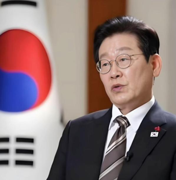 韩国要独立了？1月4日，韩国总统李在明要访问东方大国，修复与东方大国的关系。没想