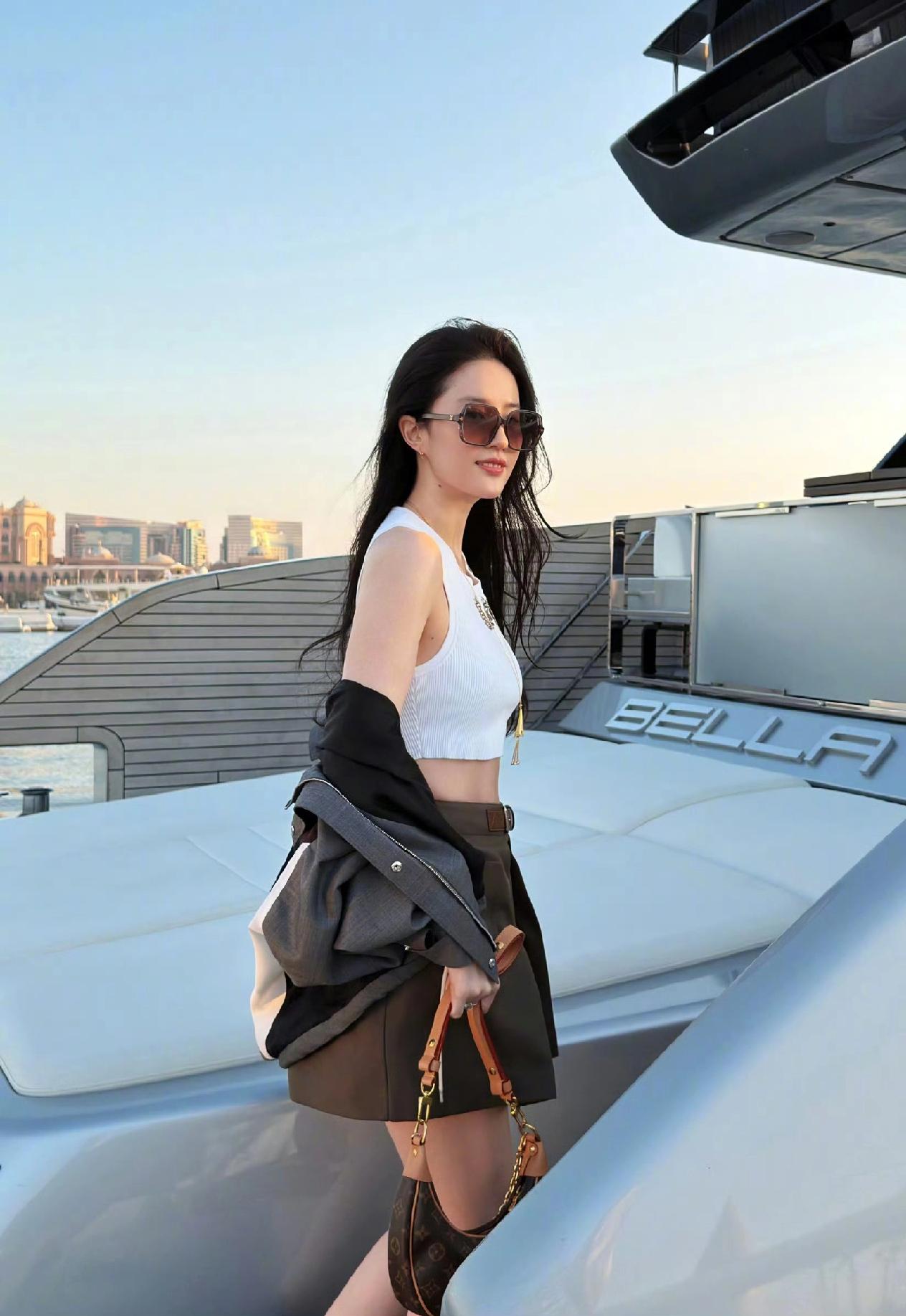刘亦菲是真瘦了，她晒出在阿布扎比坐游艇的美照，内穿白色背心，搭超短裙，半脱外套露