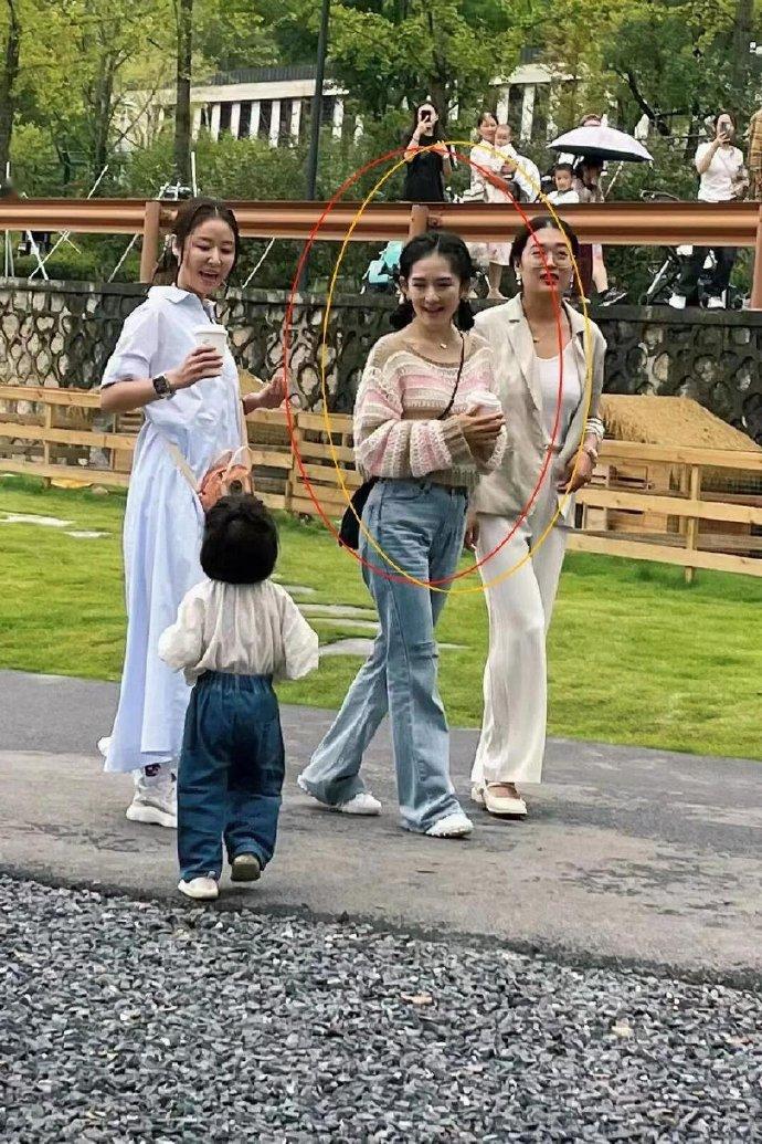 谢娜不是挺高的吗，咋看起来这么矮？不过身材保持的不错，这应该与她常年练形体有关，