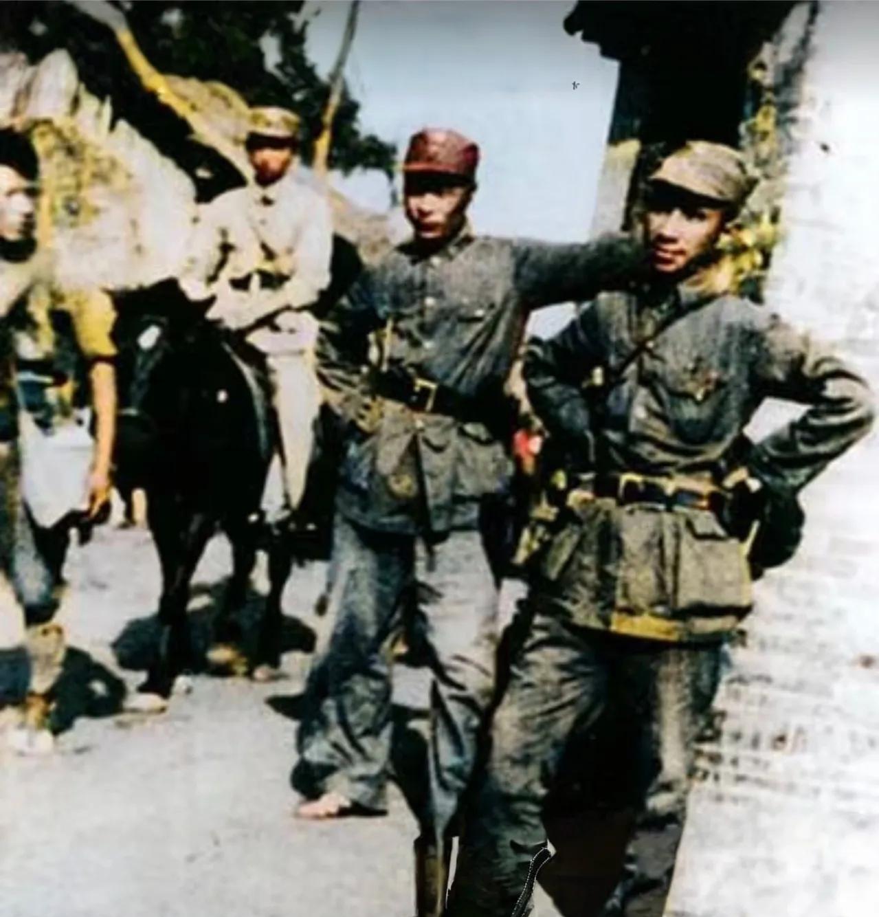 民国29年（1940年），黄桥战役的烽火见证着粟裕的军事智慧。面对数倍于己的顽敌