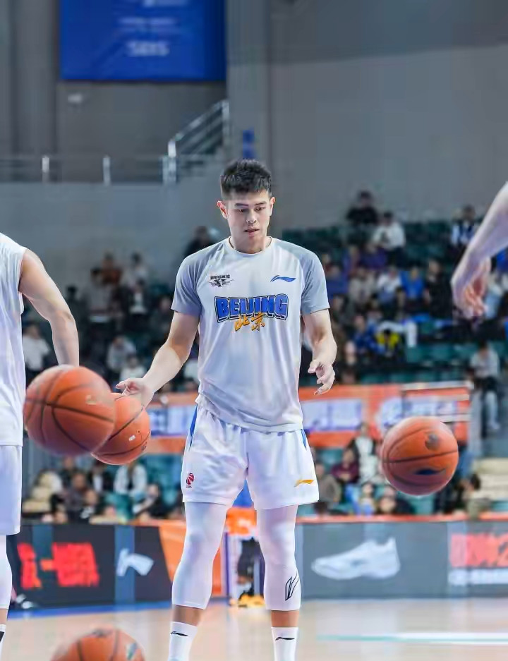 “方超巨”转战NBL！方硕租借加盟长沙勇胜，继续追逐赛场🔥北京首钢功勋后卫方硕，以租借形式加盟NB