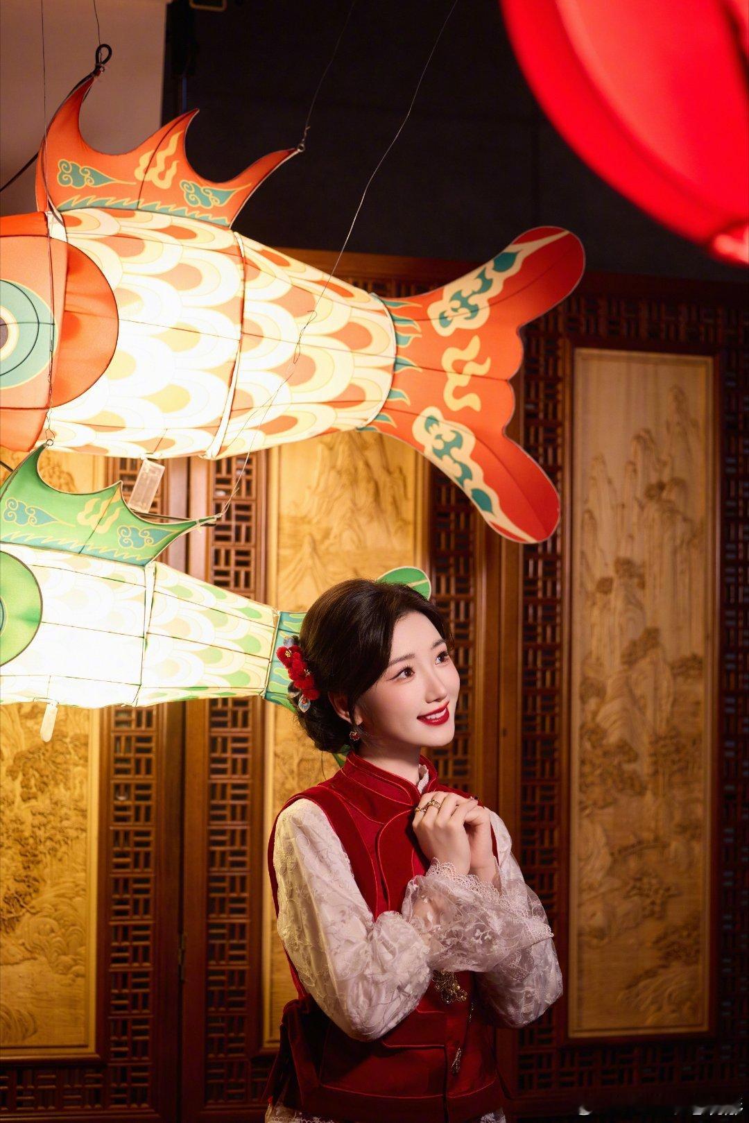 毛晓彤生日过年一起快乐春晚被毛晓彤的除夕造型美晕！红金刺绣马甲明艳灵动，像从年