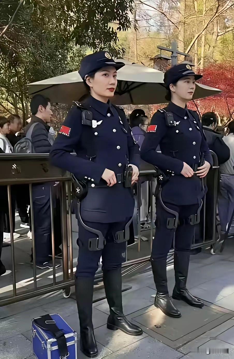 这到底是啥高科技呀？照片中，她们身着‌深蓝色制服‌，佩戴‌肩章、等标识，手持