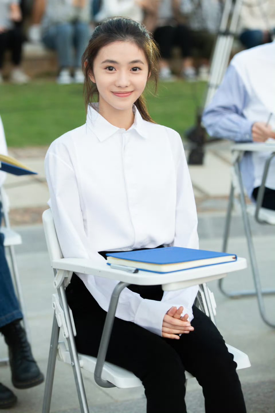 刘浩存不要踩我的衣服刘浩存～～刘浩存刘浩存