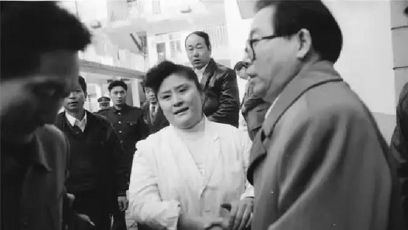 1996年，一个全身绑满炸药的歹徒闯进郑州国棉五厂幼儿园，劫持了28名孩子。女警王玉荣假扮老师进去侦