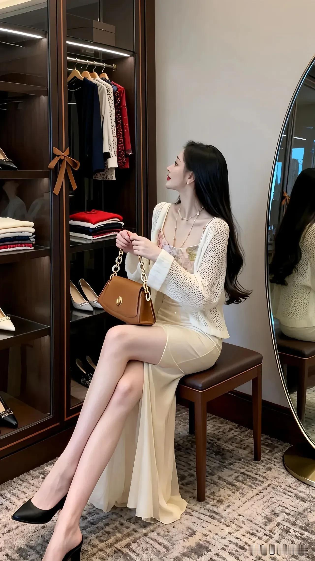 当秋风掠过本溪的山谷，千树枫叶便挣脱了绿的束缚，从浅橙燃到深红，把整座山酿成了醉