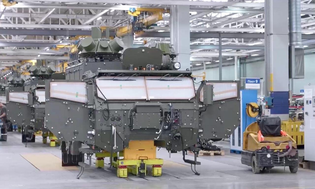 俄罗斯雷姆柴油机厂正在生产轮式装甲车。所有车辆均配备无线电监控和测向系统，以防御