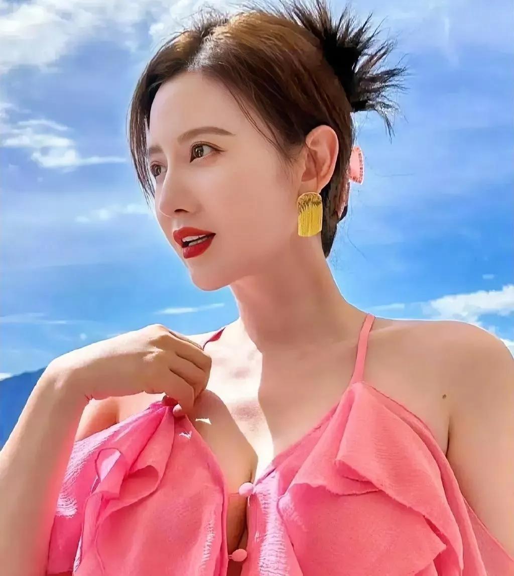 张萌最惊艳的三张照片，就连她本人都格外喜爱。没有过度美颜，却并非素颜。置身山水
