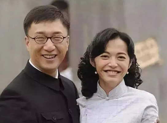 那年，拍摄《潜伏》时，有个“谢若林”的角色，姚晨推荐了自己的丈夫凌潇潇，导演说：