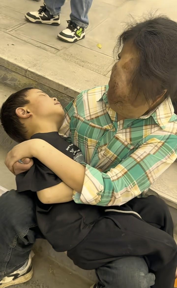 看到的这一幕，我心里堵得慌刚才刷抖音看见位母亲带着自己的孩子在卖东西，心里一直