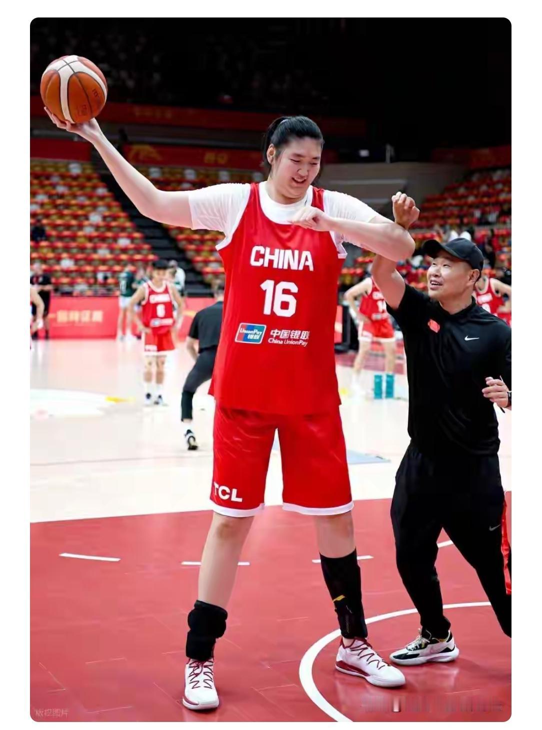 张子宇又行了？在最新的国家女篮2月热身赛名单里，有张子宇，也有王思雨。但是，这却