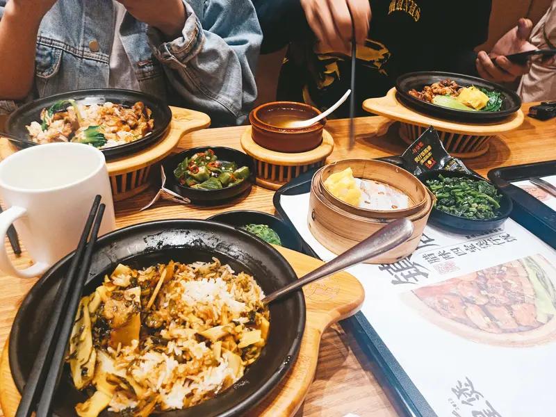 点餐忘放主食这事儿，我真是深有体会。有次在餐厅吃饭，点了炒菜配米饭，菜都吃完了米