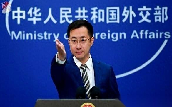 满网都在骂泽连斯基是个疯子，说他死咬着不松口，非要拉着整个乌克兰陪葬。但说句最