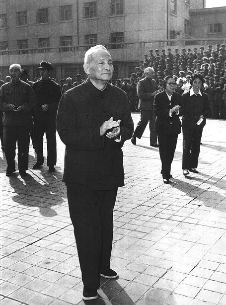 1981年9月24日，党和国家领导人接见实兵演习指战员，前面是陈云同志，后面最左