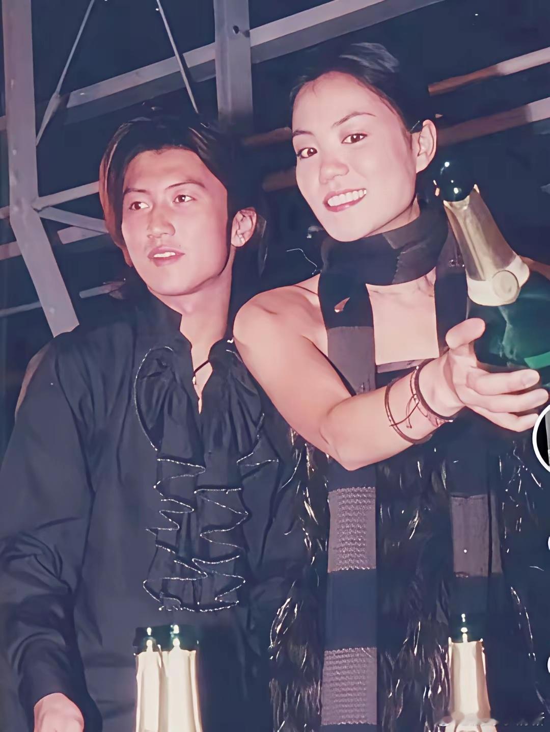 1999年天后王菲和初出茅庐的谢霆锋出席活动，那时候的王菲刚刚结束了和窦唯的婚姻